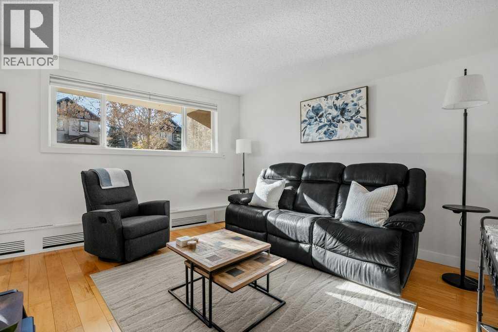 101, 312 15 Avenue Ne, Calgary, AB - Indoor Photo Showing Living Room