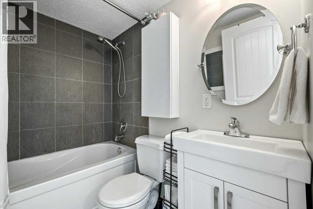 101, 312 15 Avenue Ne, Calgary, AB - Indoor Photo Showing Bathroom