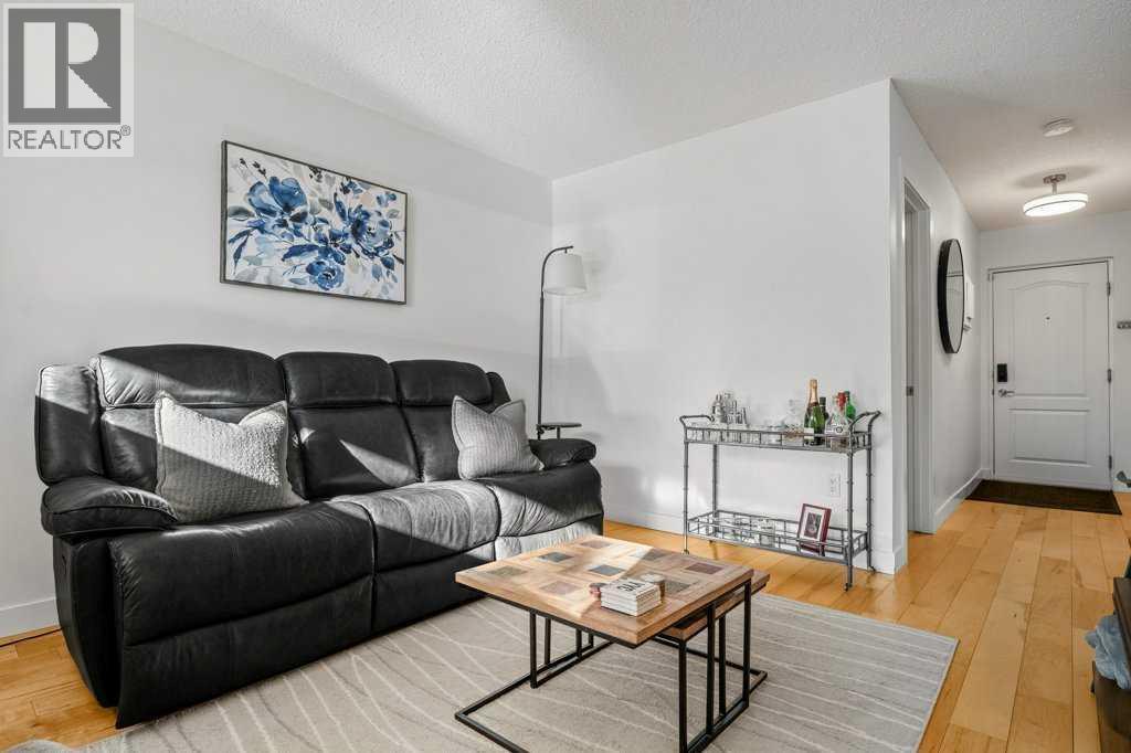 101, 312 15 Avenue Ne, Calgary, AB - Indoor Photo Showing Living Room