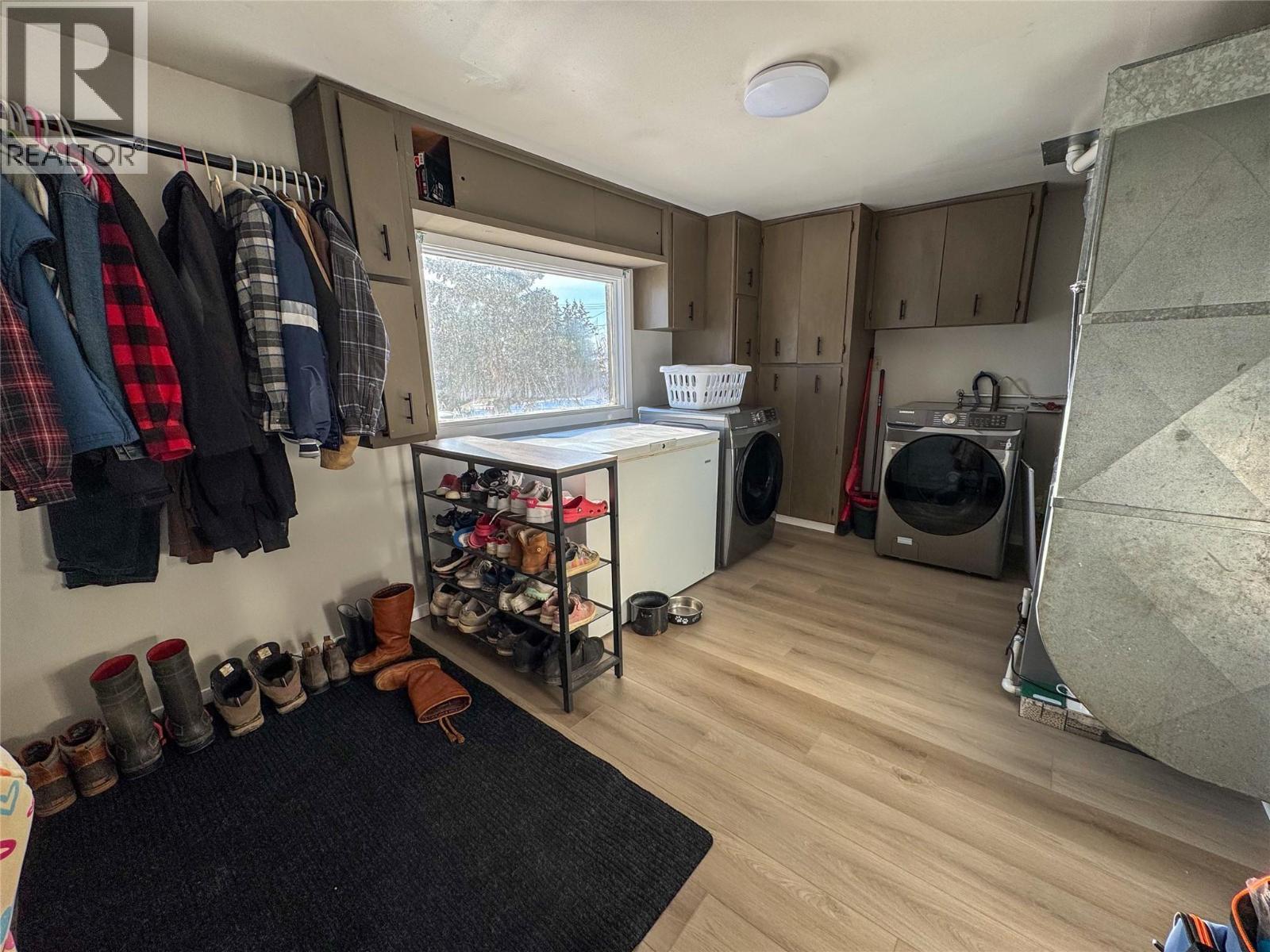 905 91 Avenue, Dawson Creek, BC - Indoor Photo Showing Laundry Room