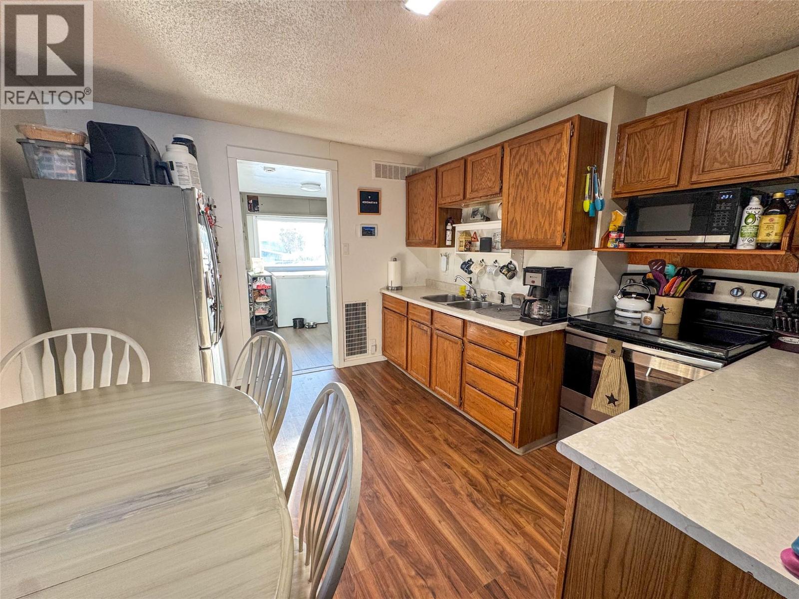 905 91 Avenue, Dawson Creek, BC - Indoor Photo Showing Kitchen With Double Sink