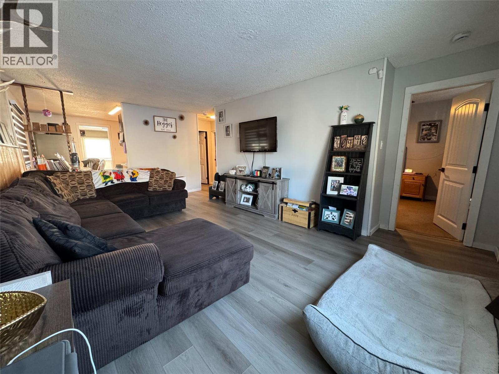 905 91 Avenue, Dawson Creek, BC - Indoor Photo Showing Living Room