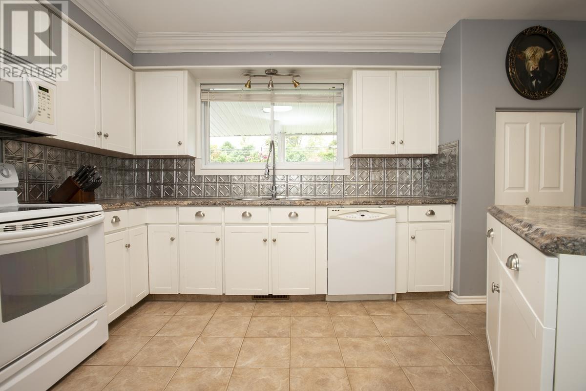260 Shannon Rd, Sault Ste. Marie, ON - Indoor Photo Showing Kitchen