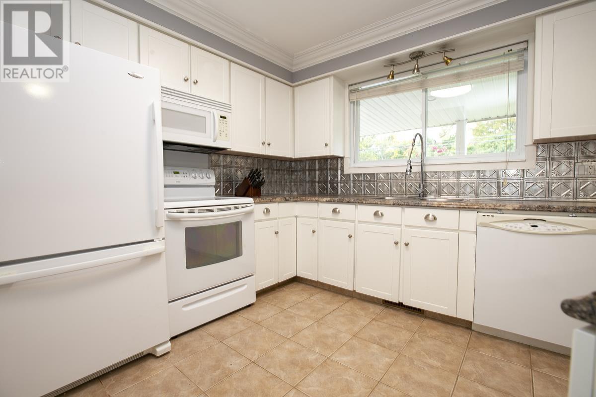 260 Shannon Rd, Sault Ste. Marie, ON - Indoor Photo Showing Kitchen