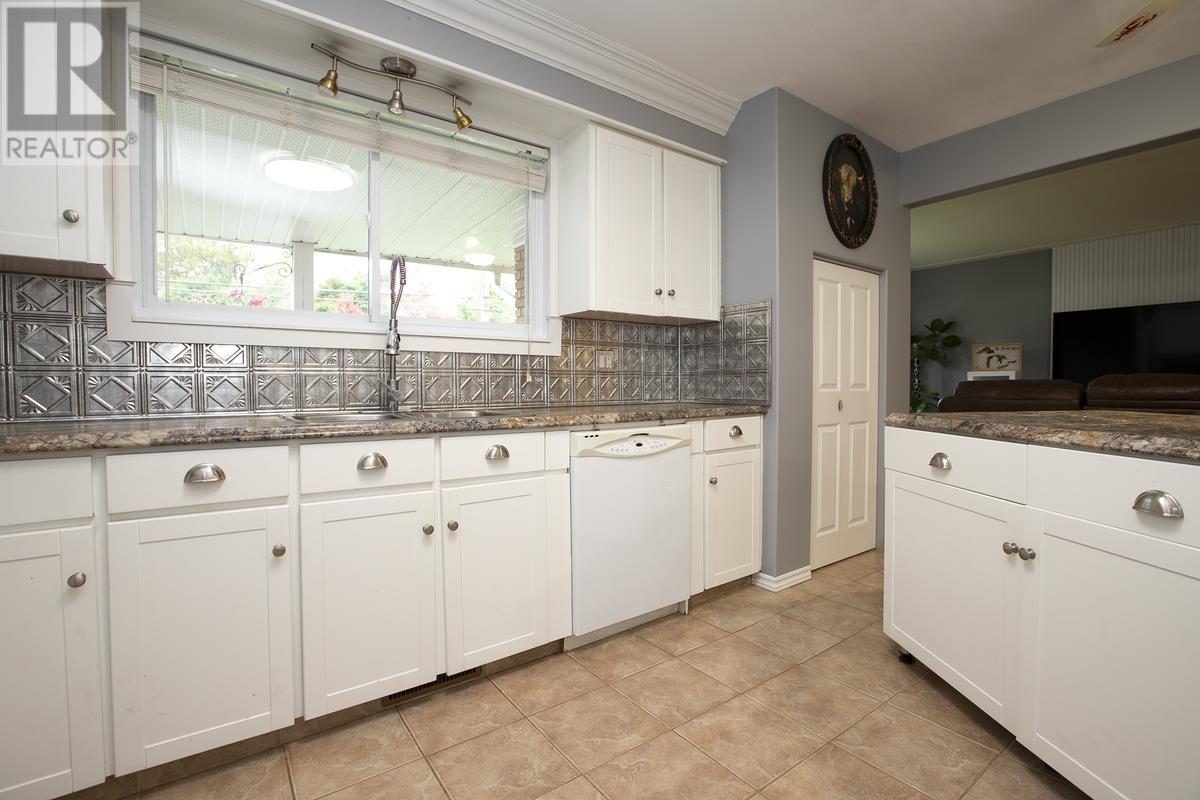 260 Shannon Rd, Sault Ste. Marie, ON - Indoor Photo Showing Kitchen