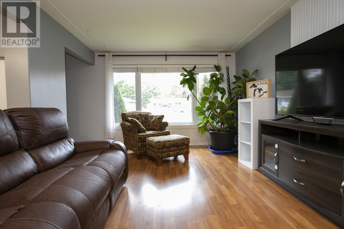 260 Shannon Rd, Sault Ste. Marie, ON - Indoor Photo Showing Living Room