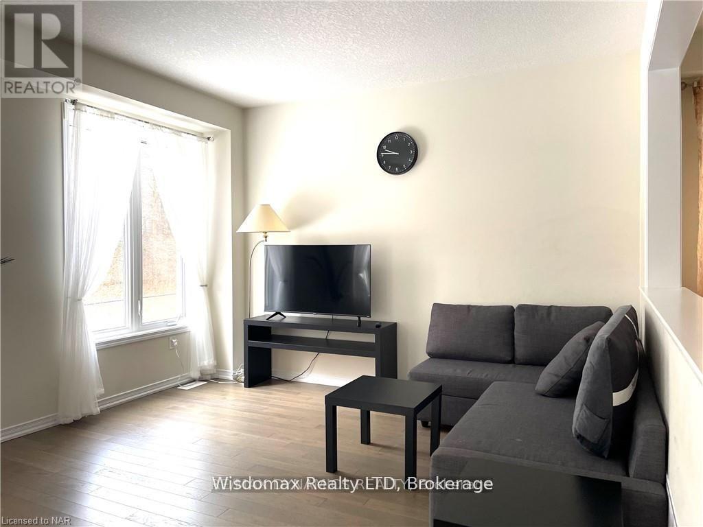 8667 Chickory Trail, Niagara Falls (Brown), ON - Indoor Photo Showing Living Room