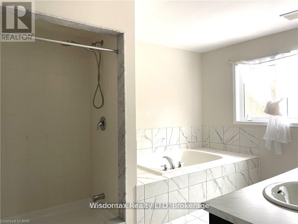 8667 Chickory Trail, Niagara Falls (Brown), ON - Indoor Photo Showing Bathroom