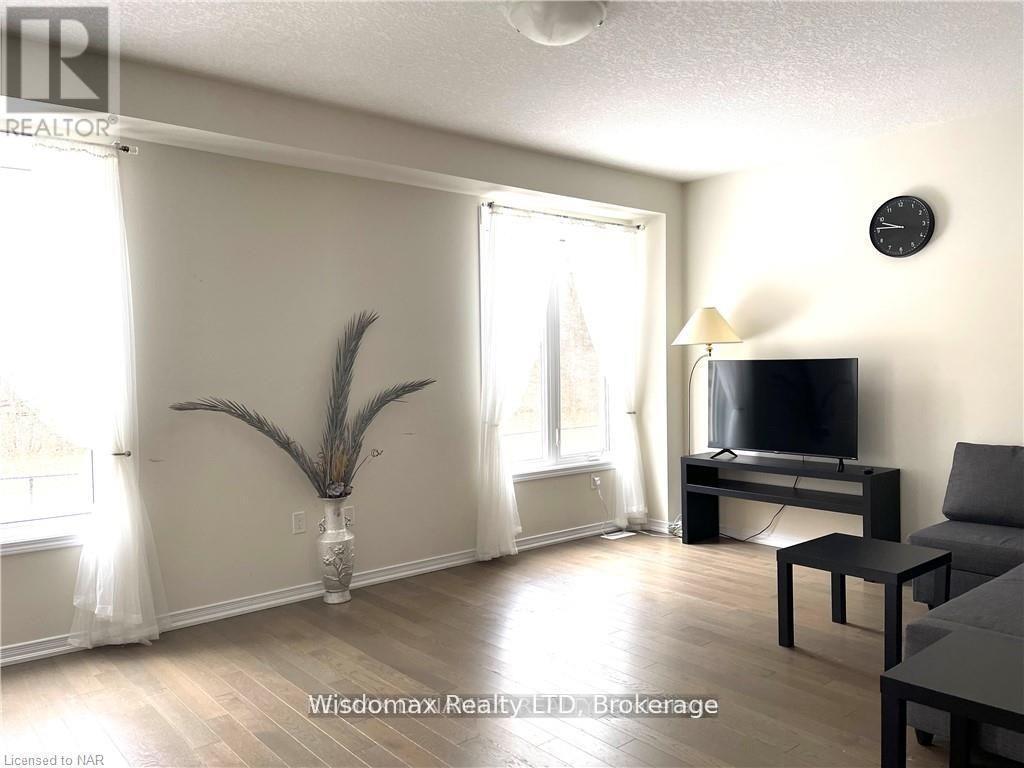 8667 Chickory Trail, Niagara Falls (Brown), ON - Indoor Photo Showing Living Room