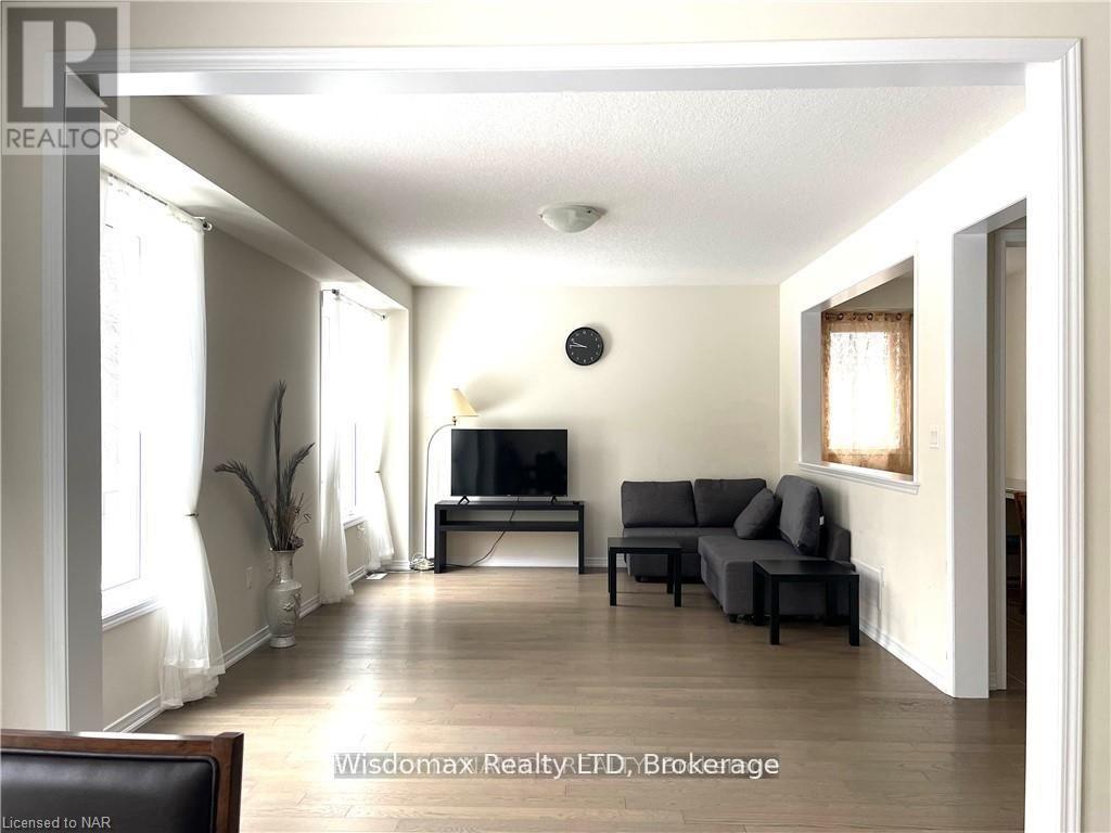 8667 Chickory Trail, Niagara Falls (Brown), ON - Indoor Photo Showing Living Room