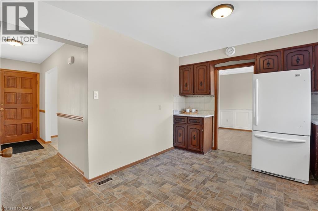 384 Dunvegan Drive, Waterloo, ON - Indoor Photo Showing Kitchen