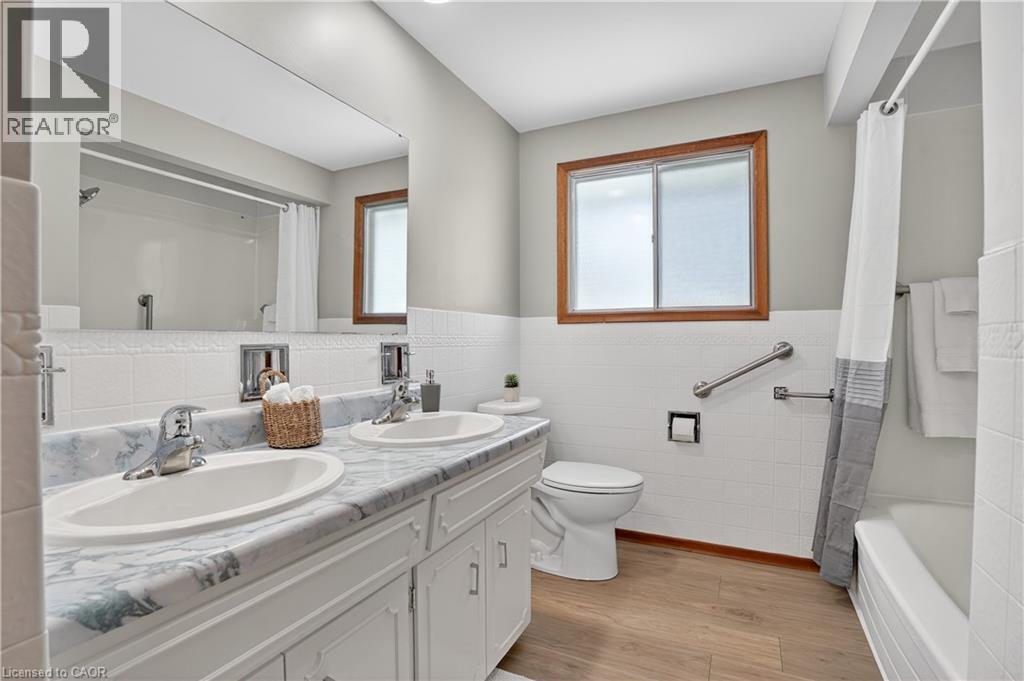 384 Dunvegan Drive, Waterloo, ON - Indoor Photo Showing Bathroom