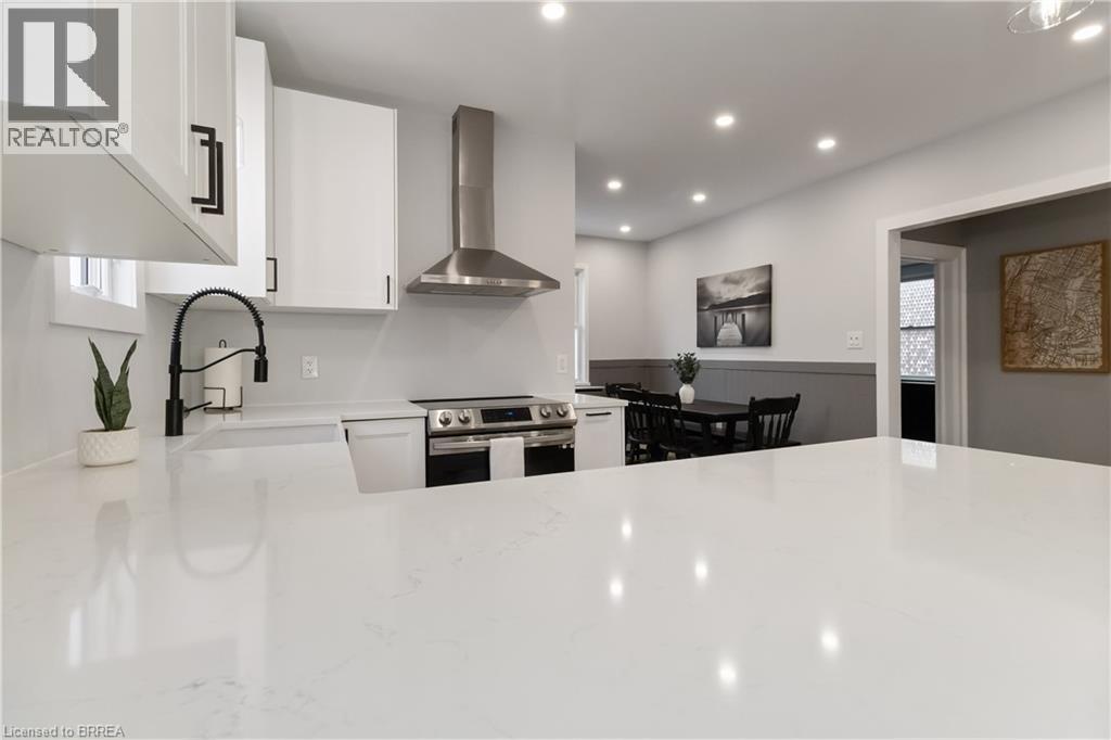 288 Marlborough Street, Brantford, ON - Indoor Photo Showing Kitchen With Upgraded Kitchen