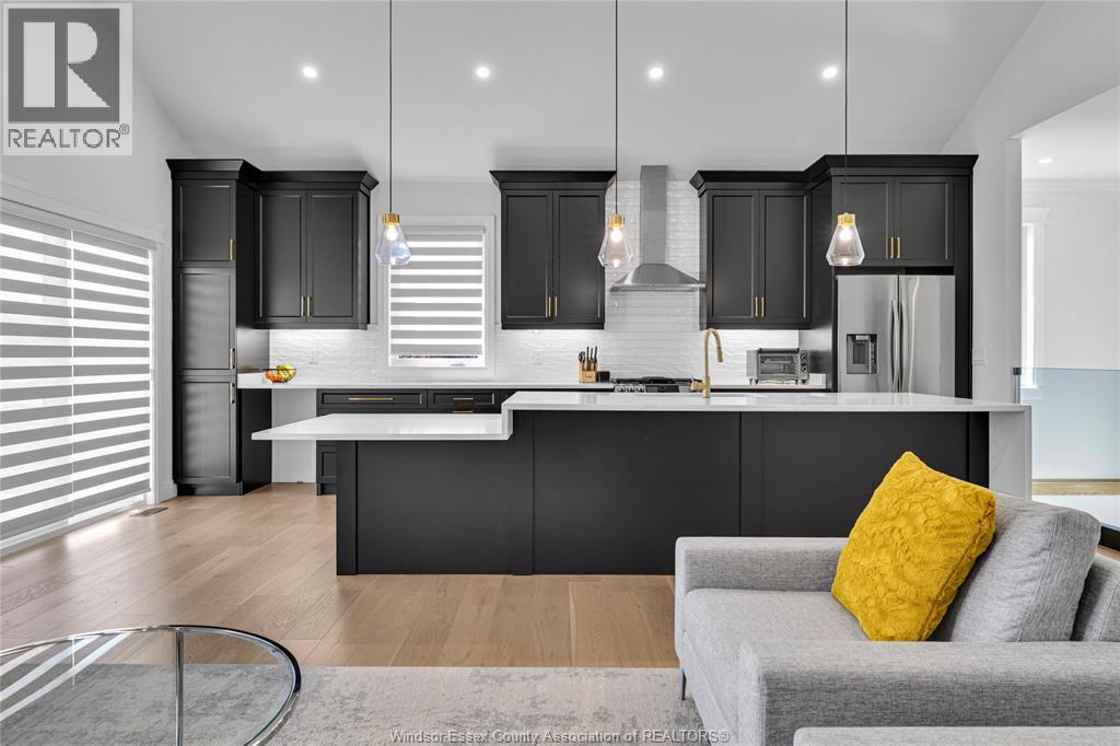 385 Matese Street, Lakeshore, ON - Indoor Photo Showing Kitchen With Upgraded Kitchen