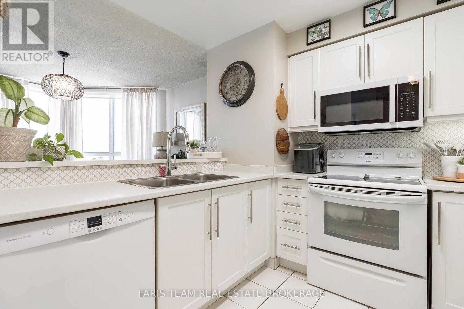 511 - 150 Dunlop Street E, Barrie, ON - Indoor Photo Showing Kitchen With Double Sink