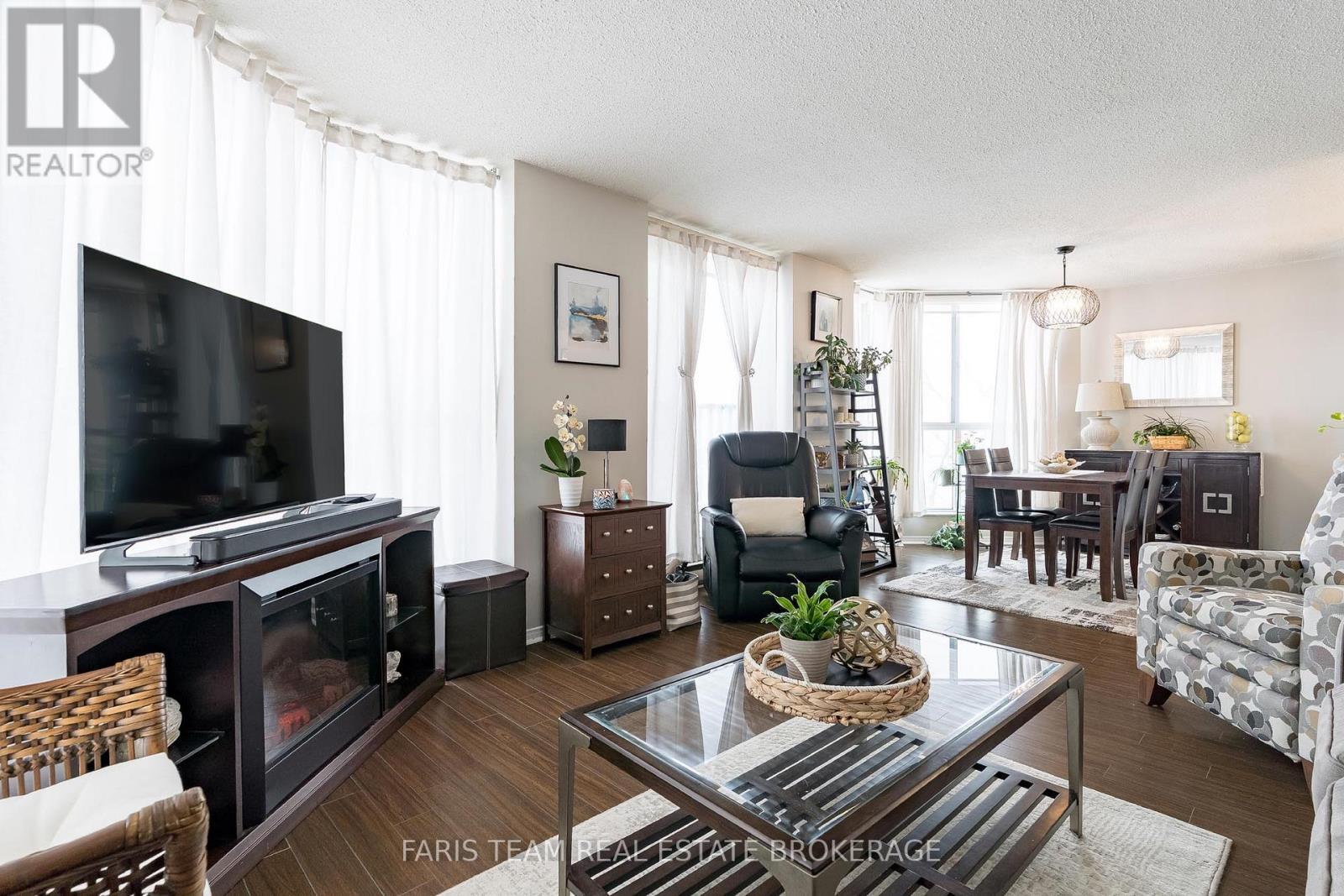 511 - 150 Dunlop Street E, Barrie, ON - Indoor Photo Showing Living Room