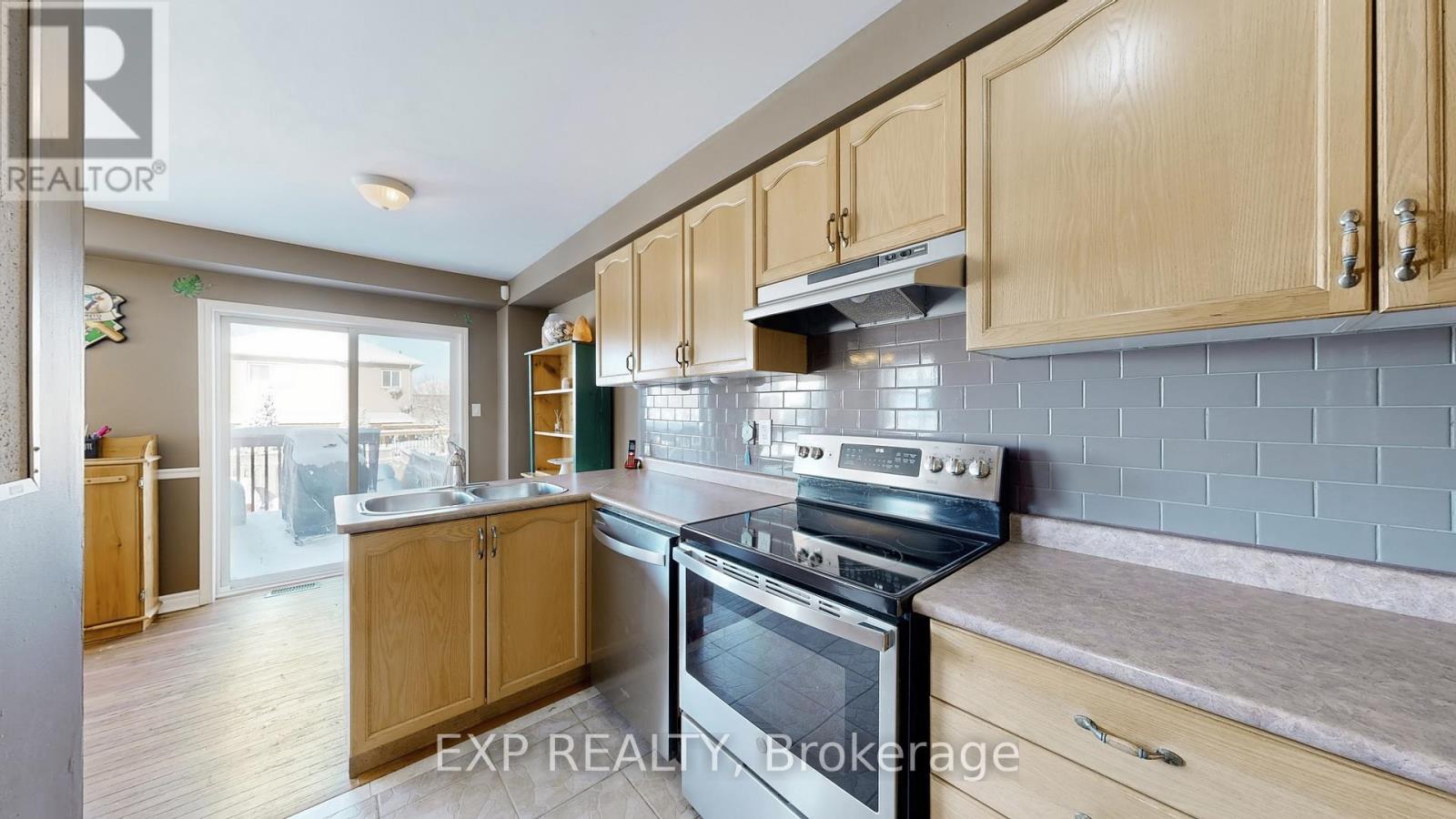 33 Wrendale Crescent, Georgina, ON - Indoor Photo Showing Kitchen With Double Sink