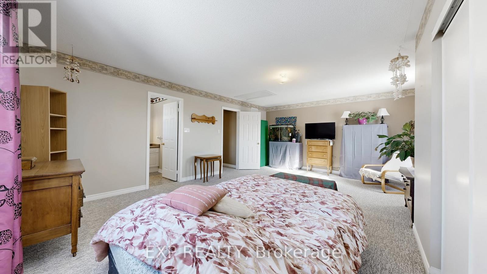 33 Wrendale Crescent, Georgina, ON - Indoor Photo Showing Bedroom