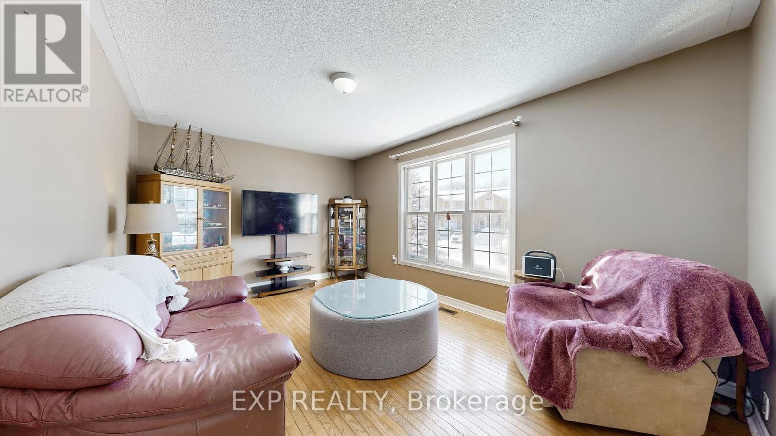 33 Wrendale Crescent, Georgina, ON - Indoor Photo Showing Living Room