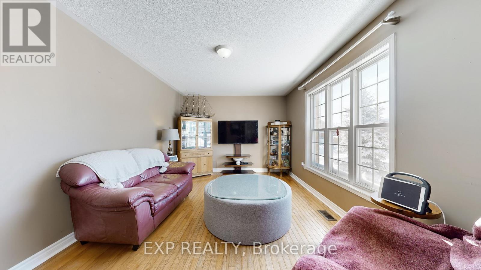 33 Wrendale Crescent, Georgina, ON - Indoor Photo Showing Living Room