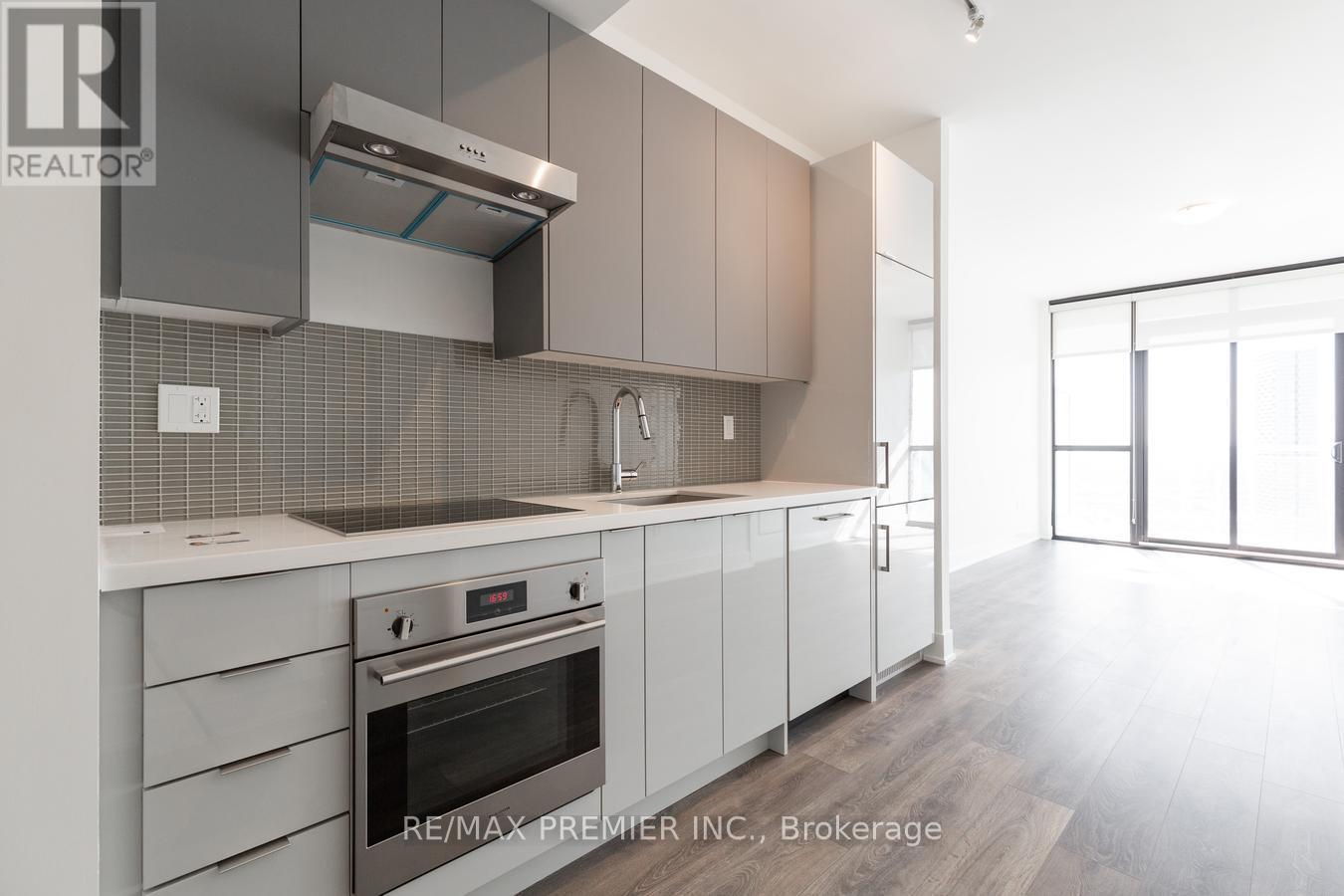 3606 - 2916 Highway 7, Vaughan, ON - Indoor Photo Showing Kitchen