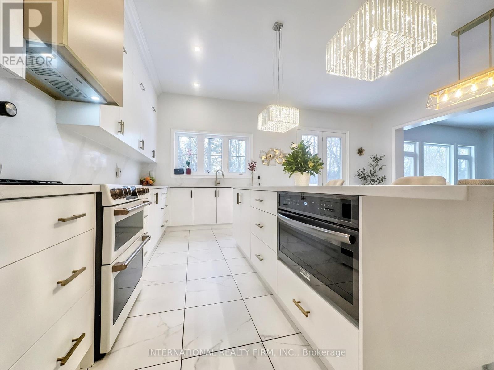 150 Cannes Avenue, Vaughan, ON - Indoor Photo Showing Kitchen With Upgraded Kitchen