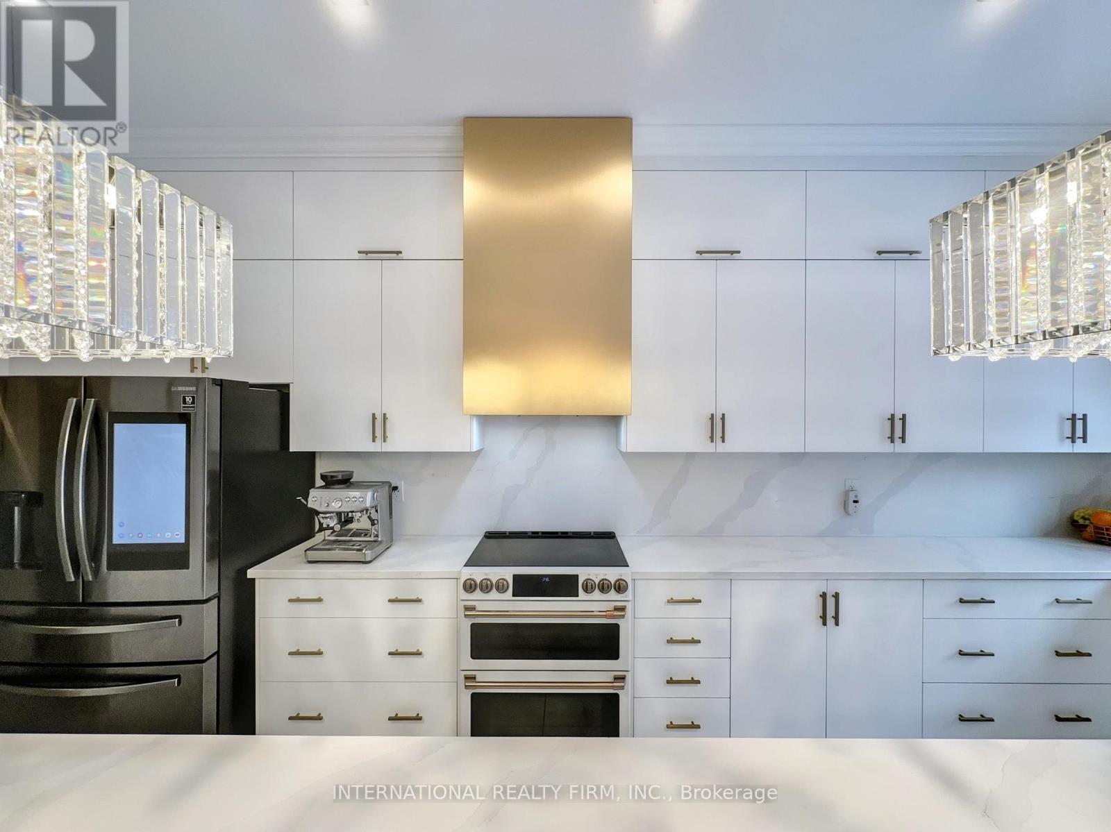 150 Cannes Avenue, Vaughan, ON - Indoor Photo Showing Kitchen With Upgraded Kitchen