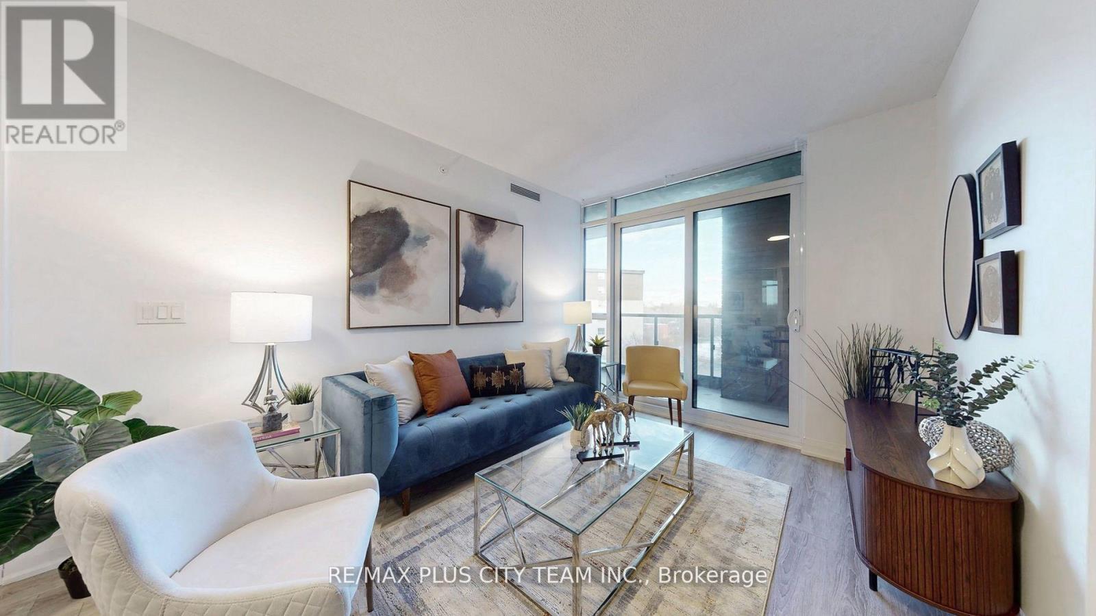 517 - 10 Gibbs Road, Toronto, ON - Indoor Photo Showing Living Room