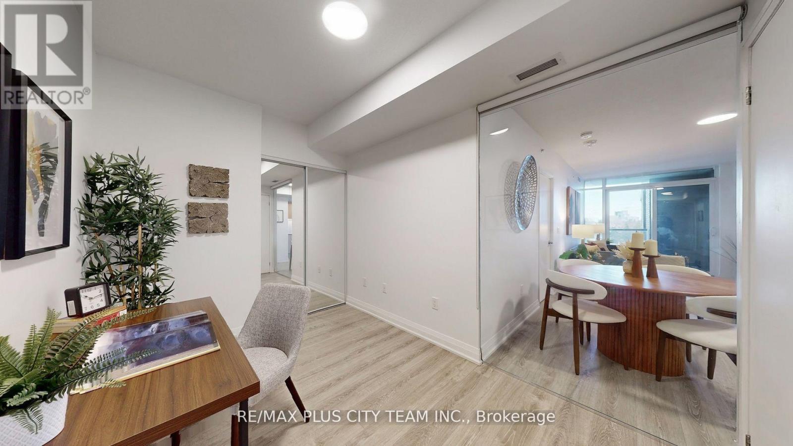 517 - 10 Gibbs Road, Toronto, ON - Indoor