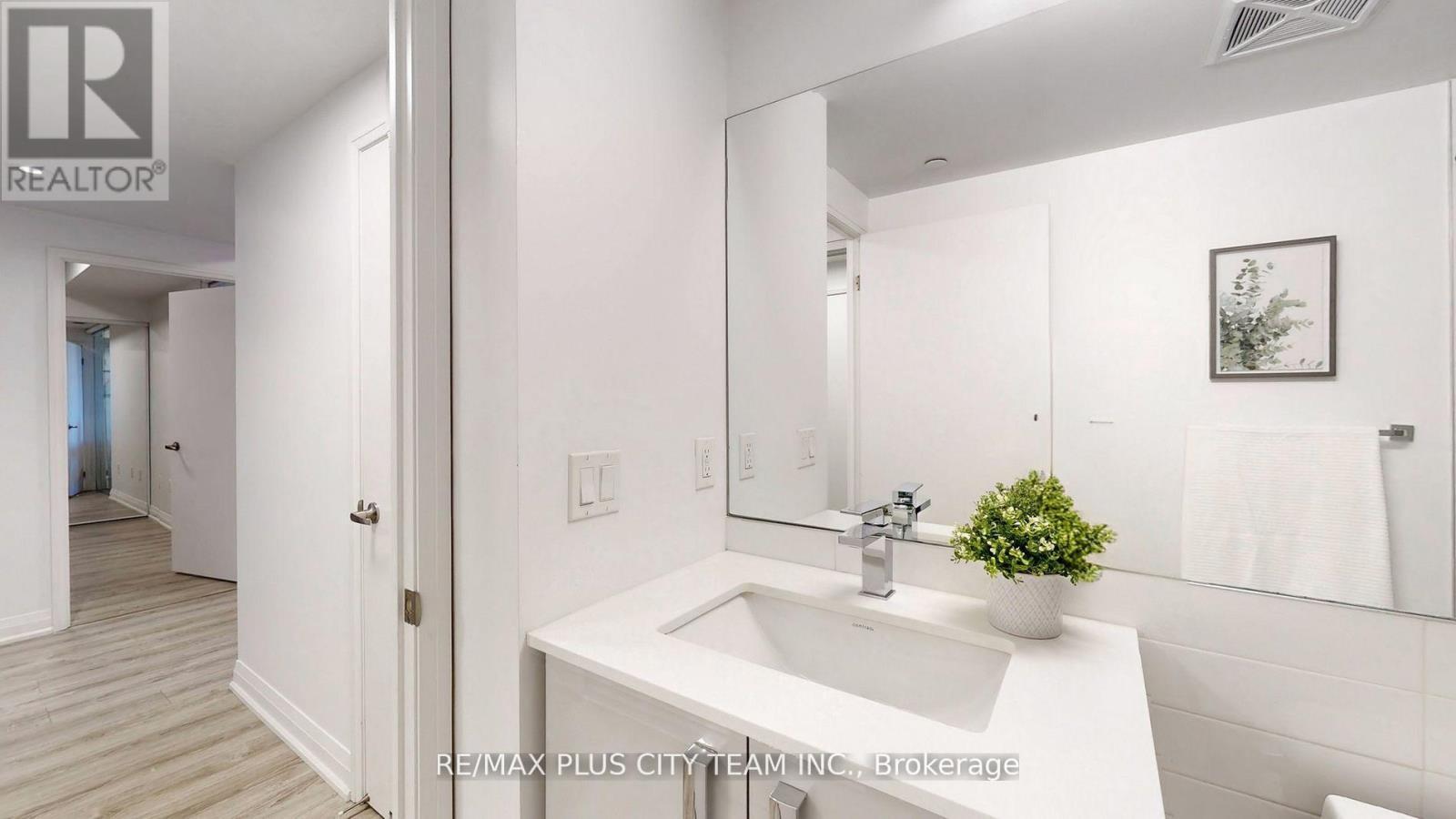 517 - 10 Gibbs Road, Toronto, ON - Indoor Photo Showing Bathroom