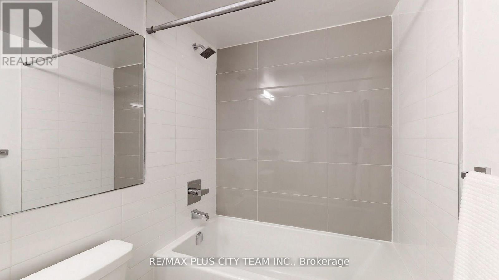 517 - 10 Gibbs Road, Toronto, ON - Indoor Photo Showing Bathroom