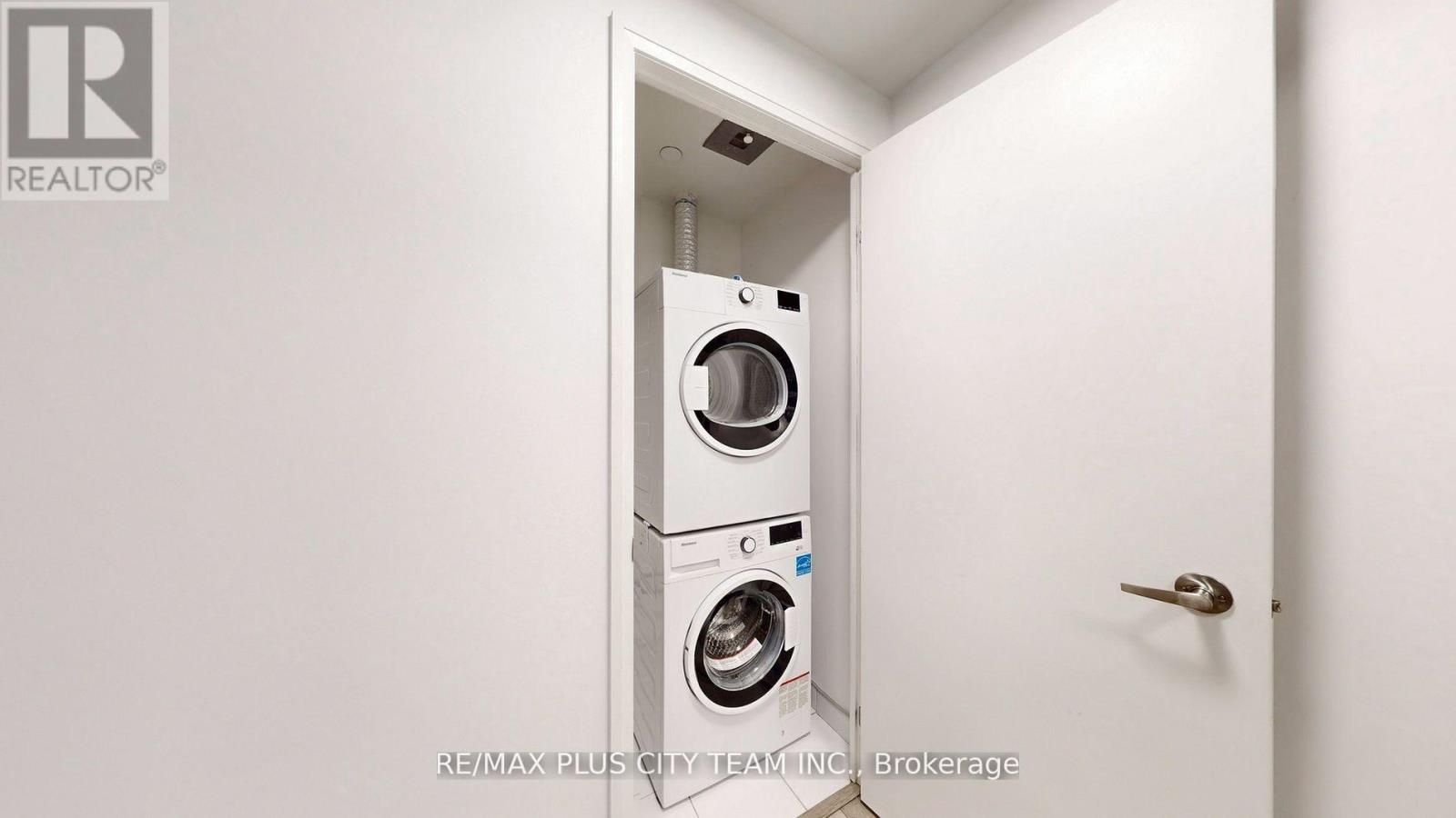 517 - 10 Gibbs Road, Toronto, ON - Indoor Photo Showing Laundry Room