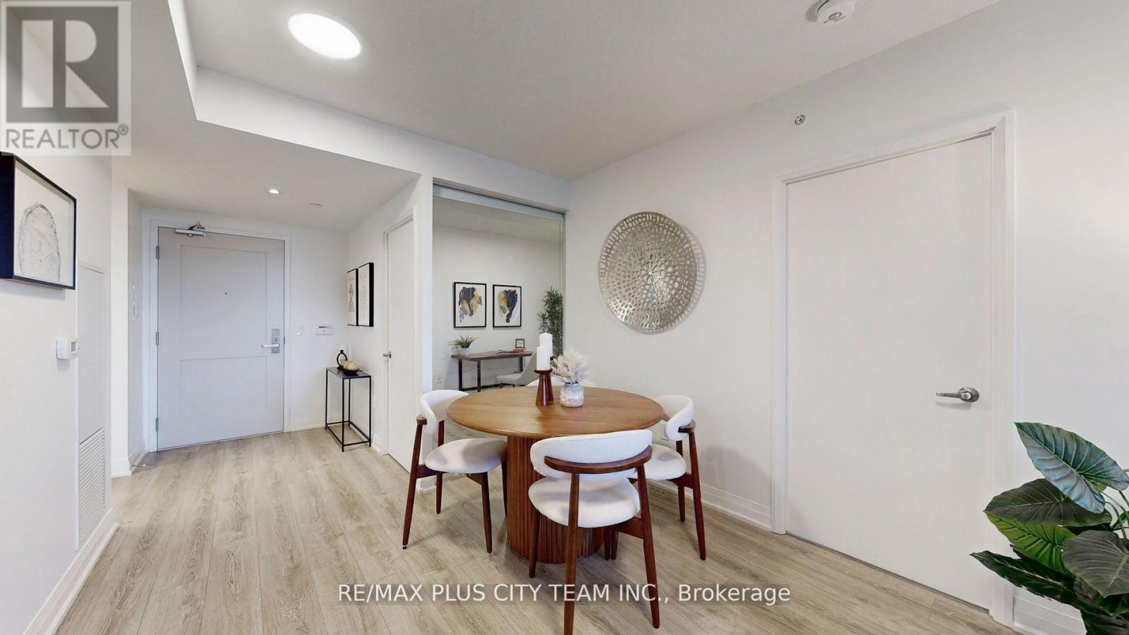 517 - 10 Gibbs Road, Toronto, ON - Indoor Photo Showing Dining Room