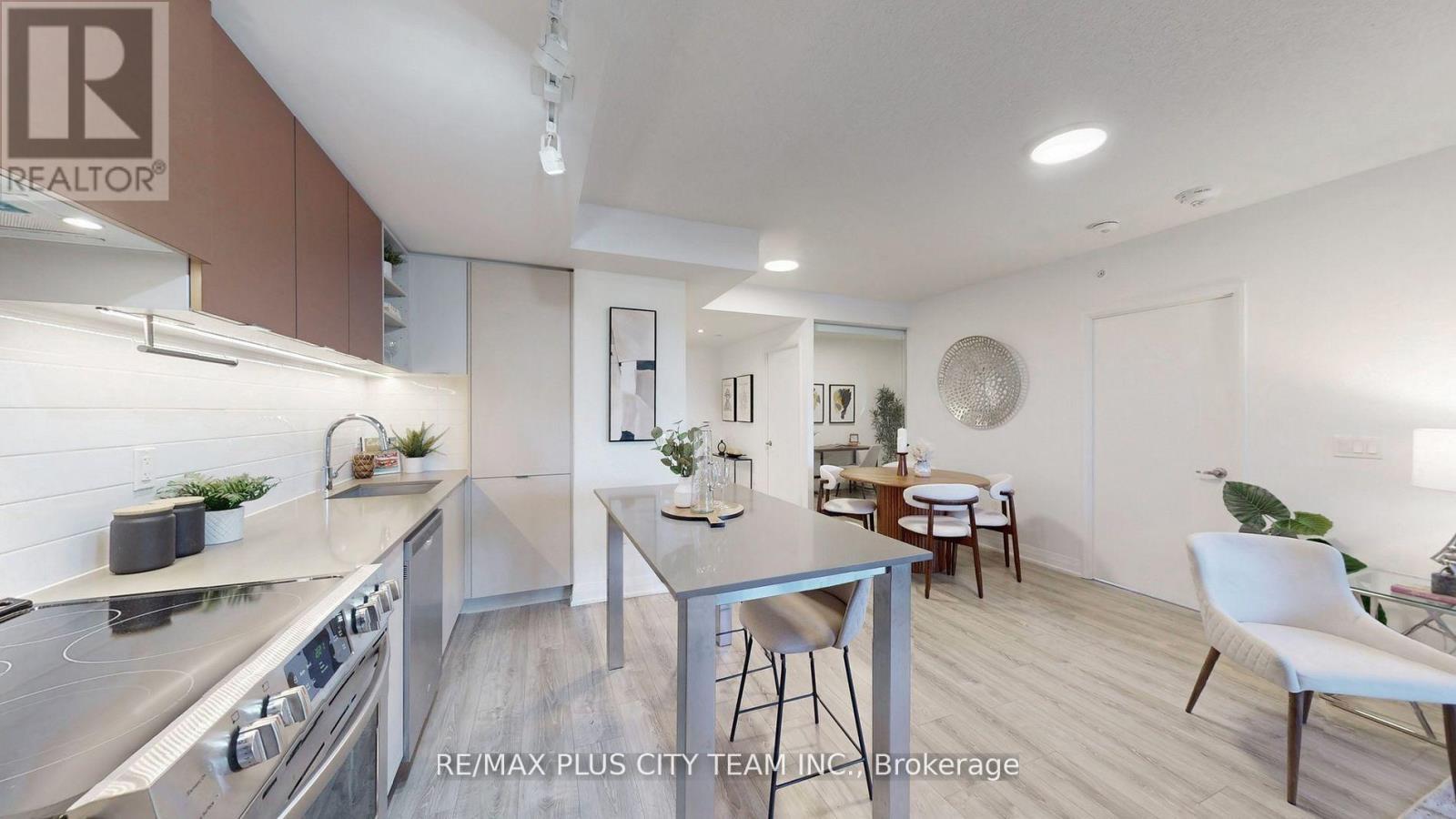 517 - 10 Gibbs Road, Toronto, ON - Indoor Photo Showing Kitchen With Upgraded Kitchen