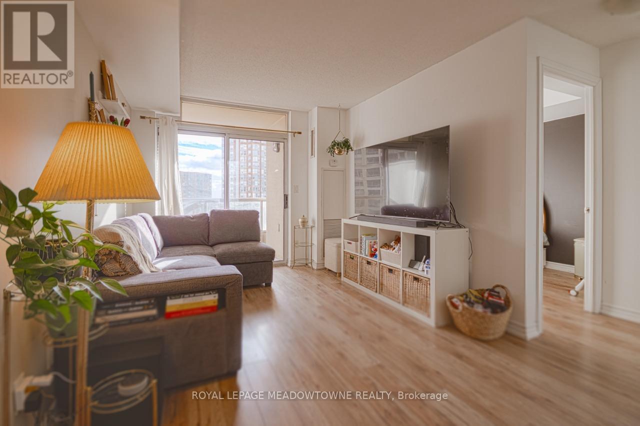 927 - 3888 Duke Of York Boulevard, Mississauga, ON - Indoor Photo Showing Living Room