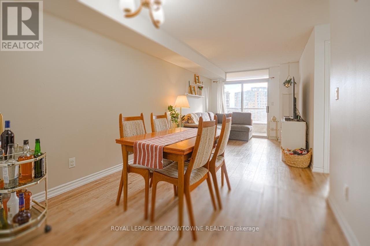 927 - 3888 Duke Of York Boulevard, Mississauga, ON - Indoor Photo Showing Dining Room