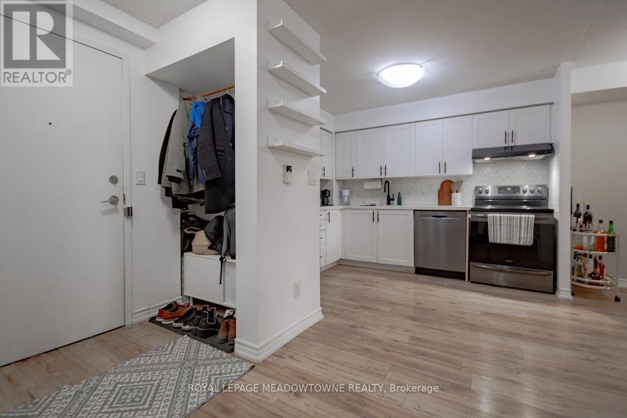 927 - 3888 Duke Of York Boulevard, Mississauga, ON - Indoor Photo Showing Kitchen