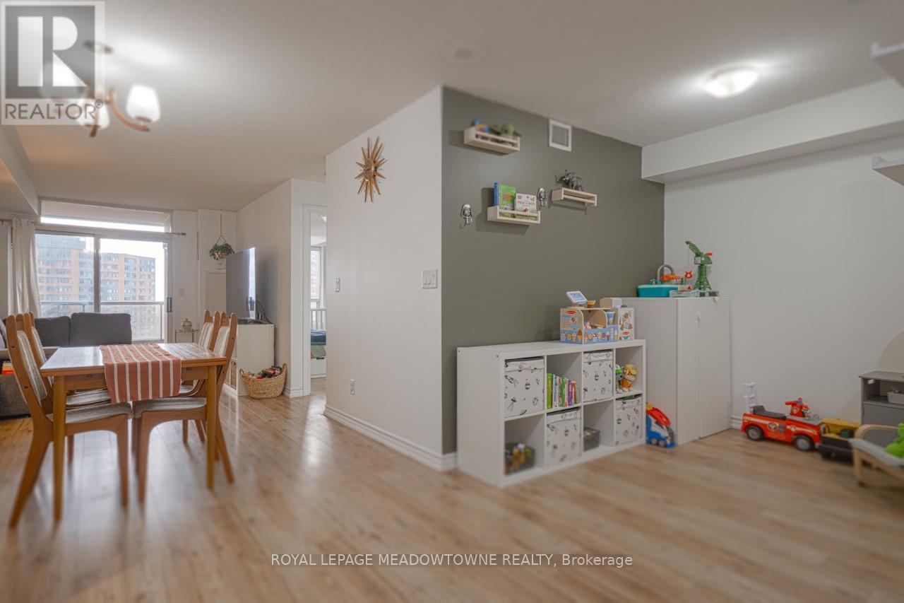 927 - 3888 Duke Of York Boulevard, Mississauga, ON - Indoor Photo Showing Dining Room