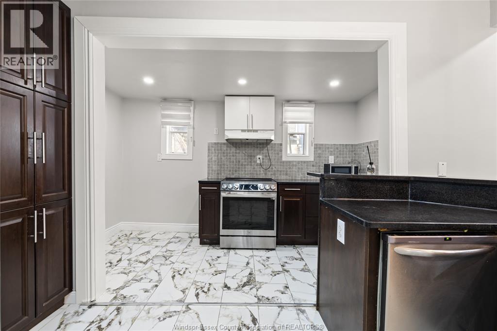 811 Langlois Avenue, Windsor, ON - Indoor Photo Showing Kitchen