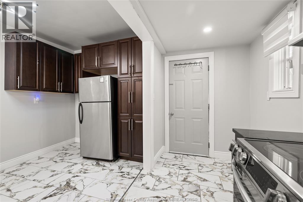 811 Langlois Avenue, Windsor, ON - Indoor Photo Showing Kitchen