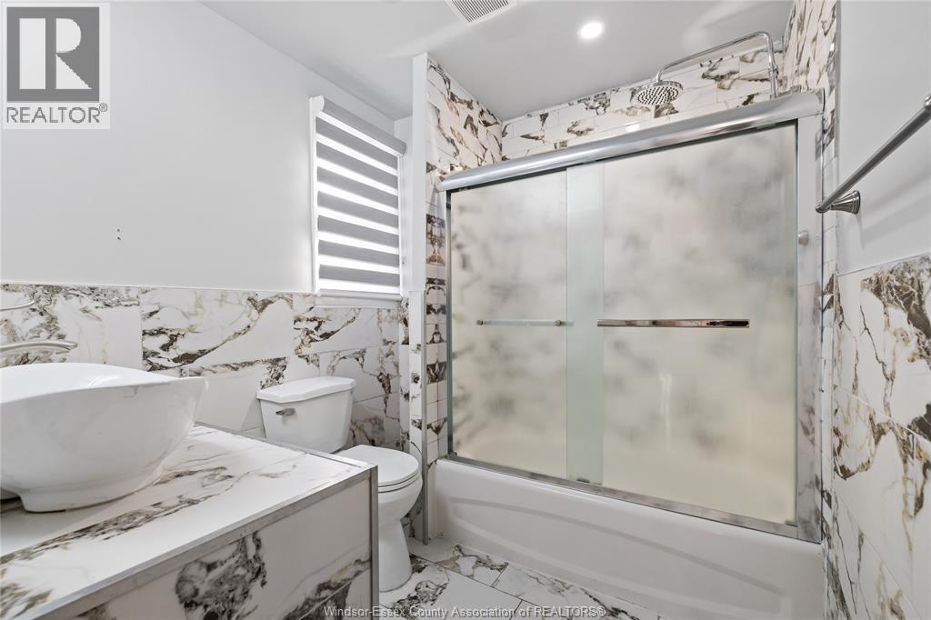 811 Langlois Avenue, Windsor, ON - Indoor Photo Showing Bathroom