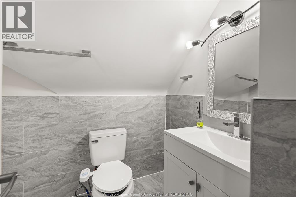 811 Langlois Avenue, Windsor, ON - Indoor Photo Showing Bathroom