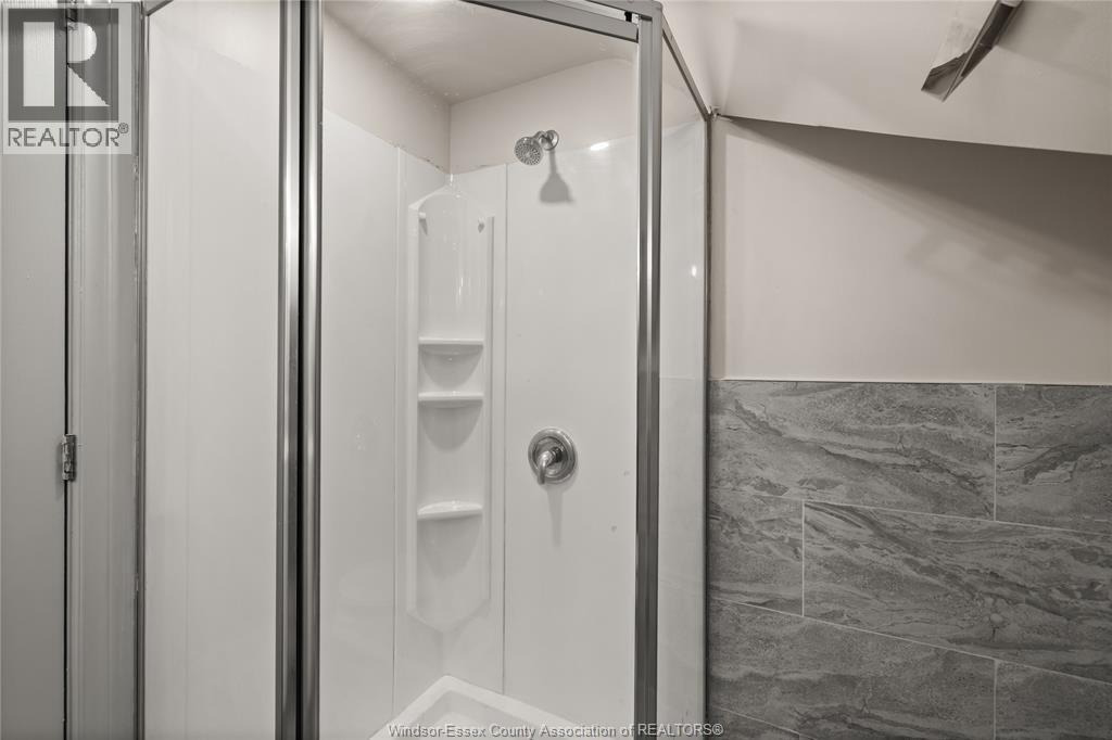 811 Langlois Avenue, Windsor, ON - Indoor Photo Showing Bathroom