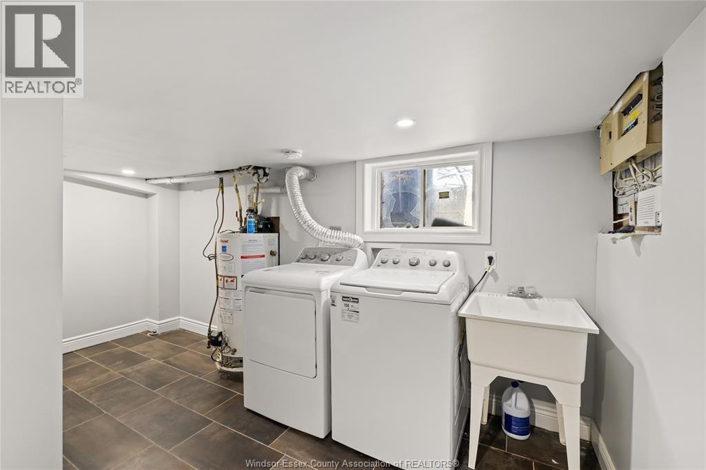 811 Langlois Avenue, Windsor, ON - Indoor Photo Showing Laundry Room