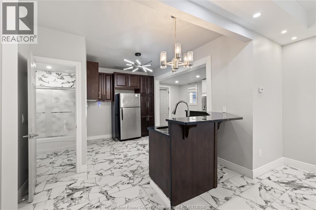 811 Langlois Avenue, Windsor, ON - Indoor Photo Showing Kitchen