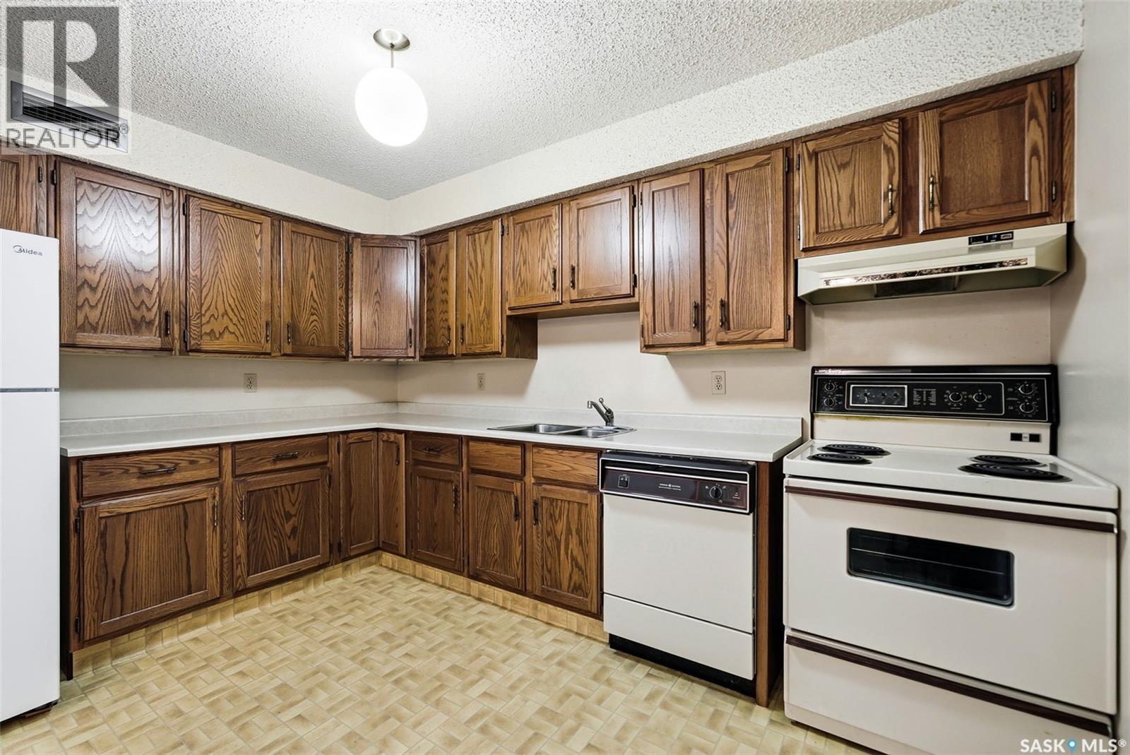 306 2237 Mcintyre Street, Regina, SK - Indoor Photo Showing Kitchen With Double Sink