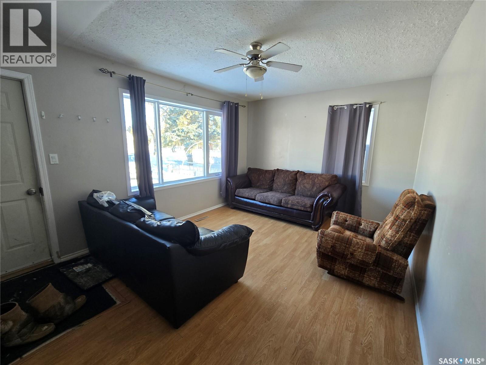 603 3Rd Street, Kipling, SK - Indoor Photo Showing Living Room