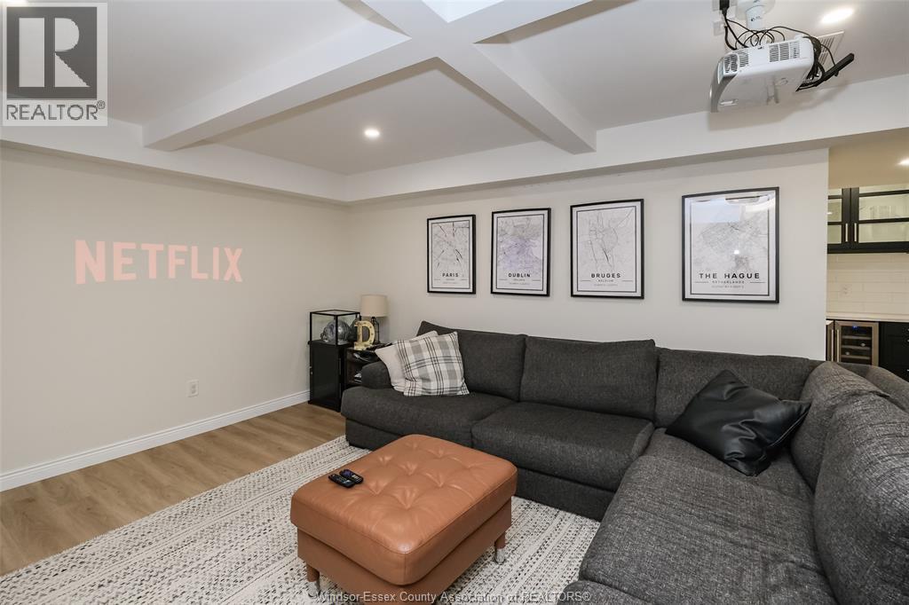 1013 Treverton, Windsor, ON - Indoor Photo Showing Living Room