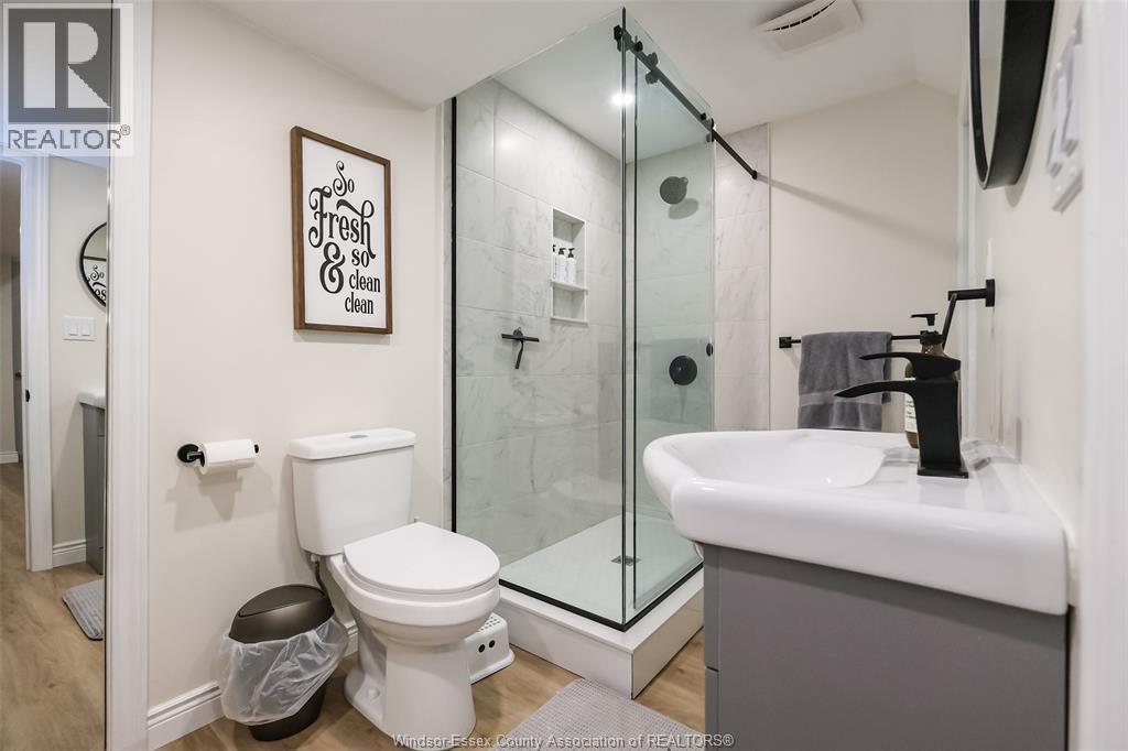 1013 Treverton, Windsor, ON - Indoor Photo Showing Bathroom