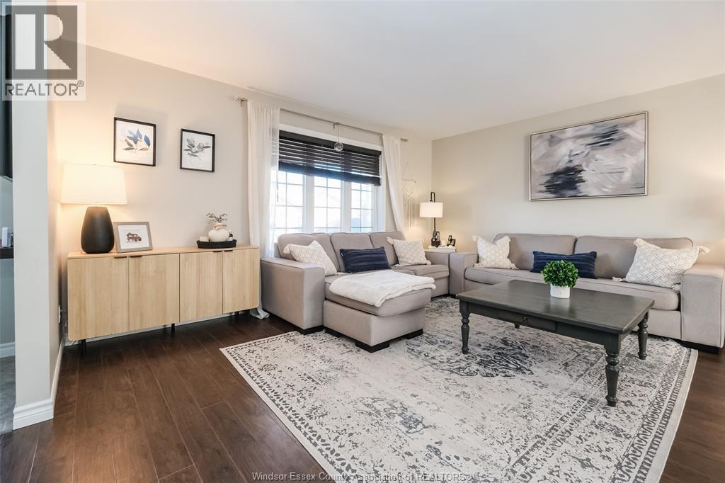 1013 Treverton, Windsor, ON - Indoor Photo Showing Living Room